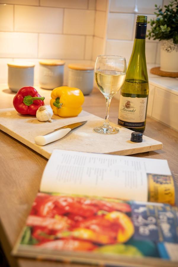 Woodland Cottage - Private Courtyard - Pet Friendly Retreat In The Heart Of Windermere Buitenkant foto