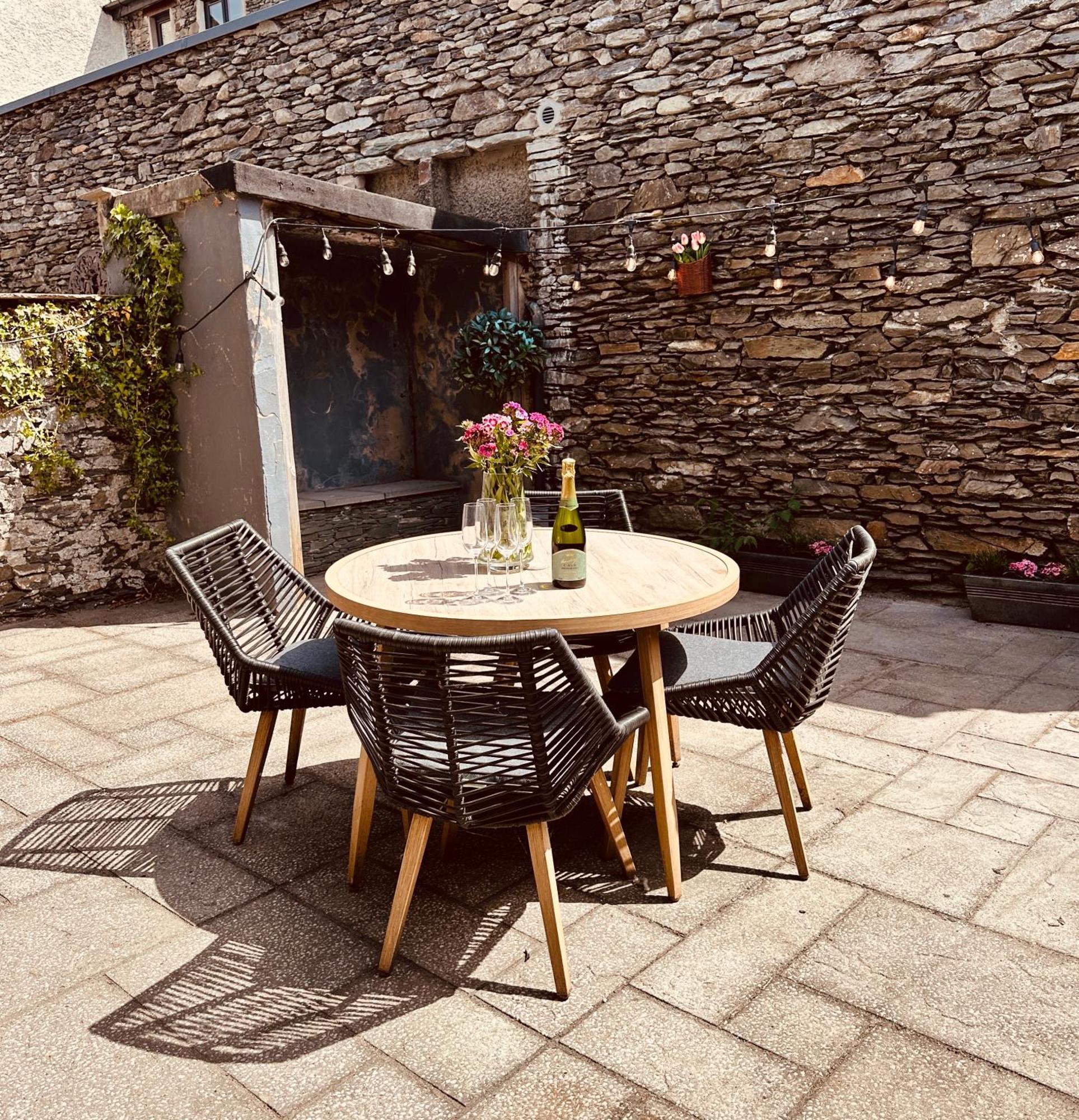 Woodland Cottage - Private Courtyard - Pet Friendly Retreat In The Heart Of Windermere Buitenkant foto